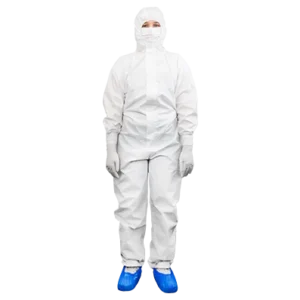 600-5006E - Coverall IC 500 (1) Cleanroom operative wearing a disposable coverall, mask and overshoes